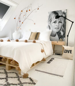 Slaapkamer met bed op pallets