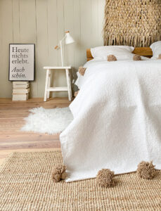 Sfeerfoto slaapkamer met sprei met pompoms